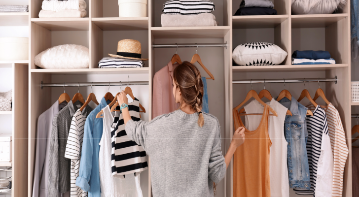 طريقة للتخلص من رائحة خزانة الملابس الكريهة